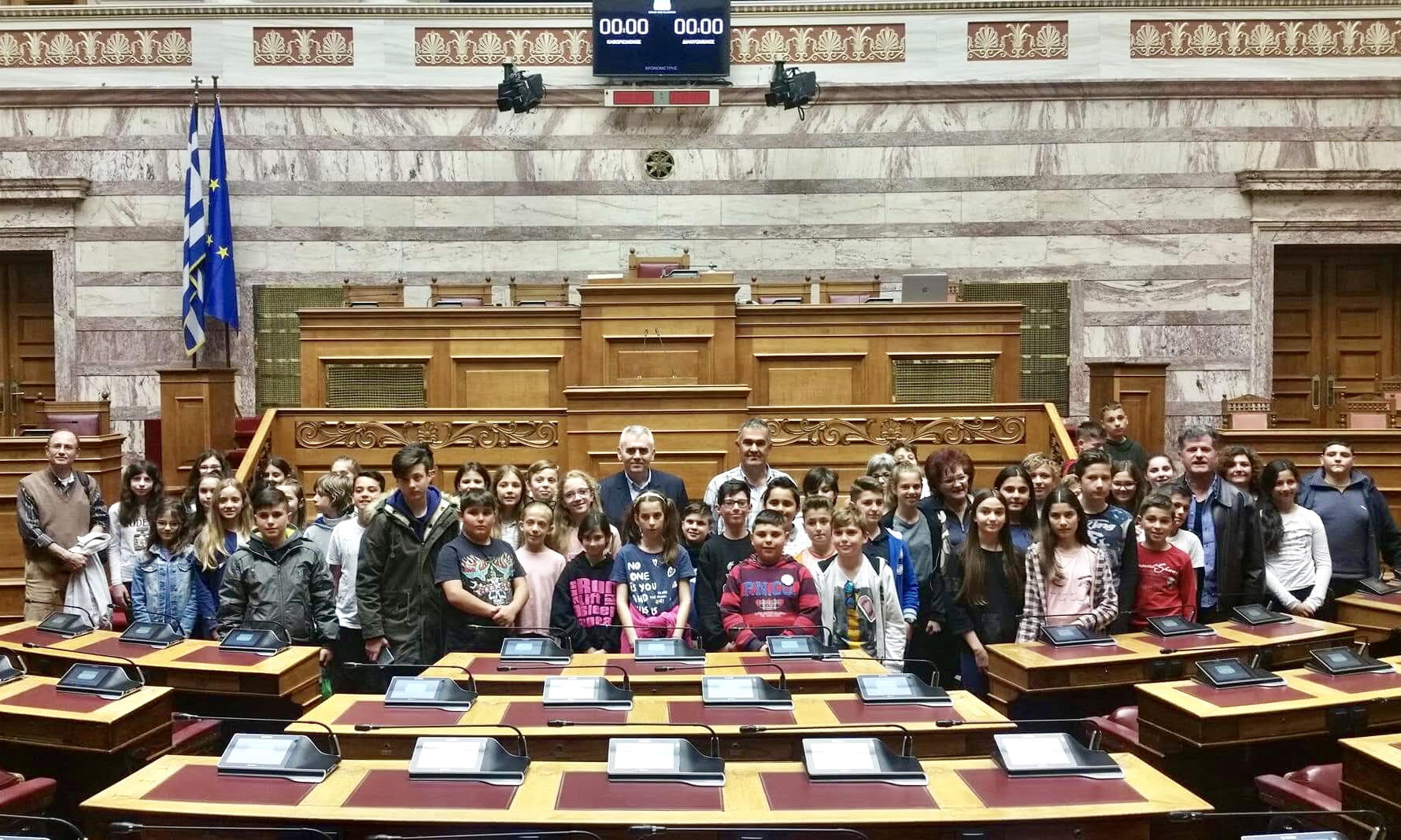 Ο Χαρακόπουλος ξενάγησε στη Βουλή μαθητές από τον Αμπελώνα